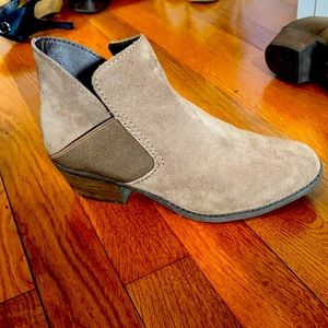 Women’s size 7 booties. Brown suede “me too” brand